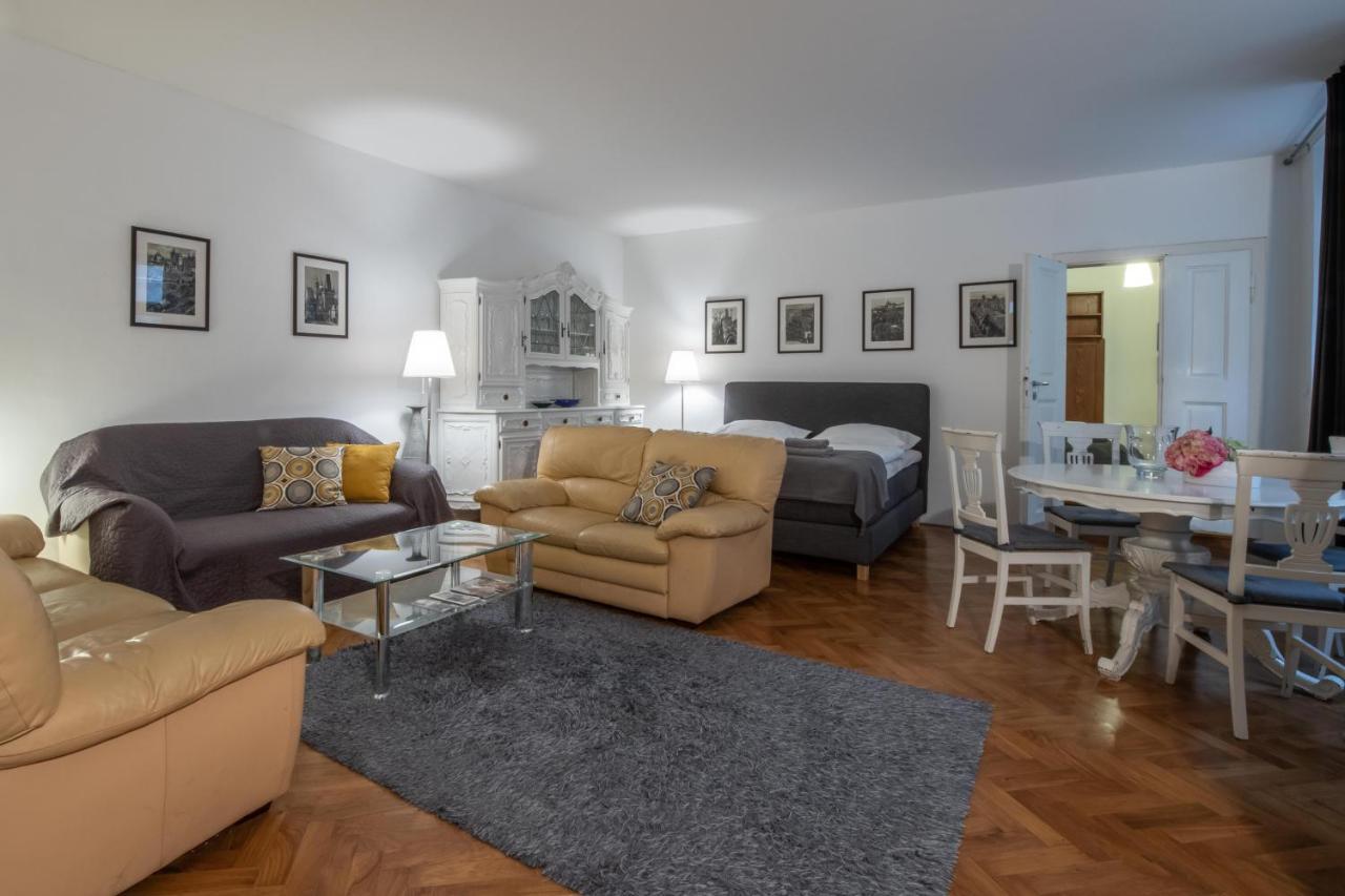 Apartman Carolinum Прага Екстер'єр фото