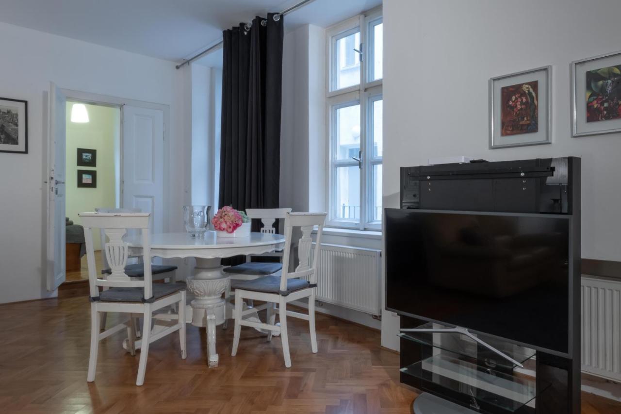Apartman Carolinum Прага Екстер'єр фото